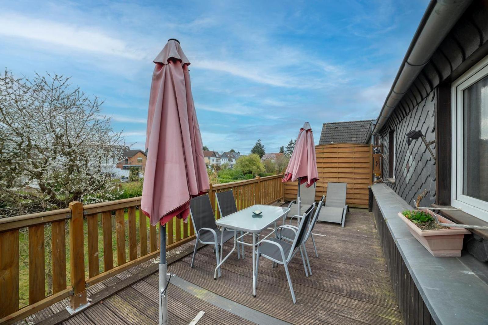 Cozy Villa With Garden, Balcony And Parking Area In Duesseldorf Bagian luar foto